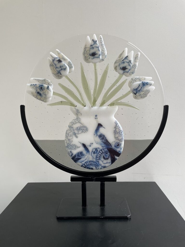 Tulpenvaas blauwe pauw in standaard - Maureen Heijdemann - Glasvaardig