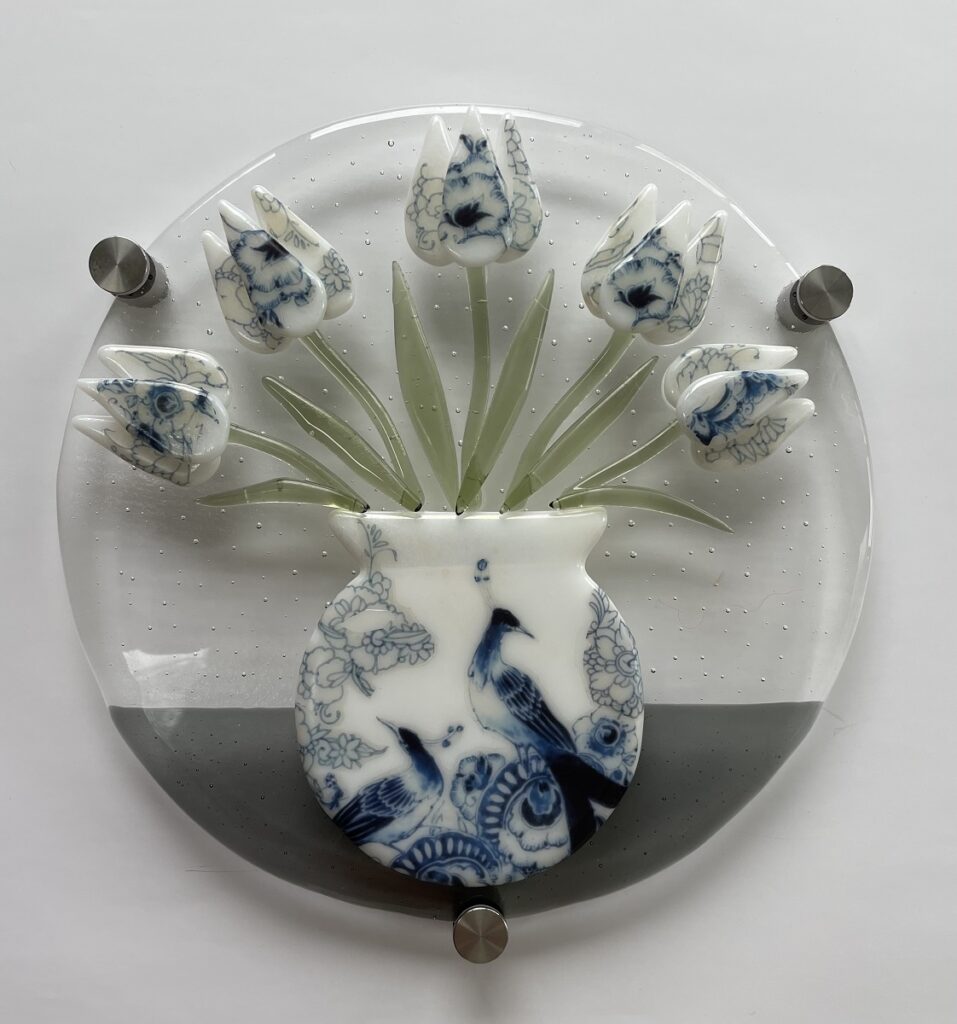 Wand tulpenvaas met blauwe pauw - Maureen Heijdemann - Glasvaardig