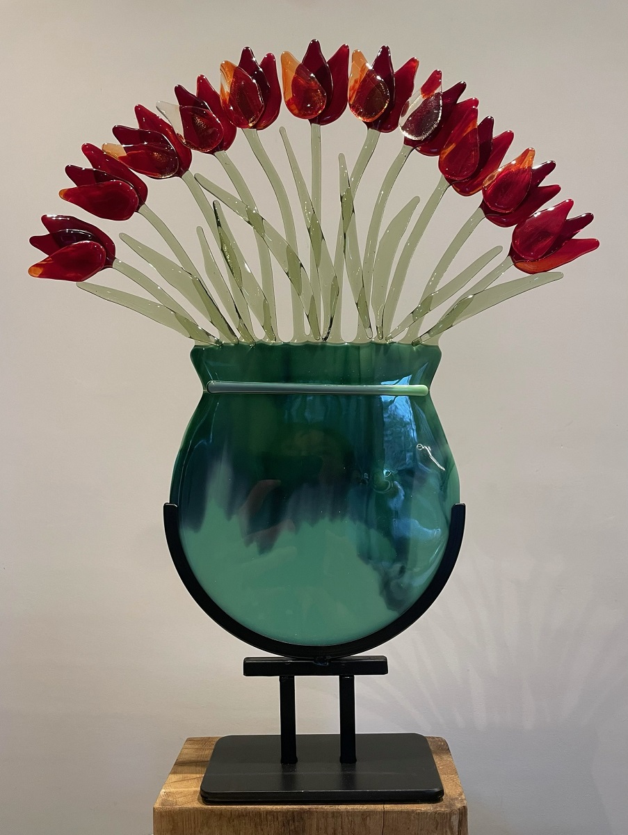 Vaas met rode tulpen